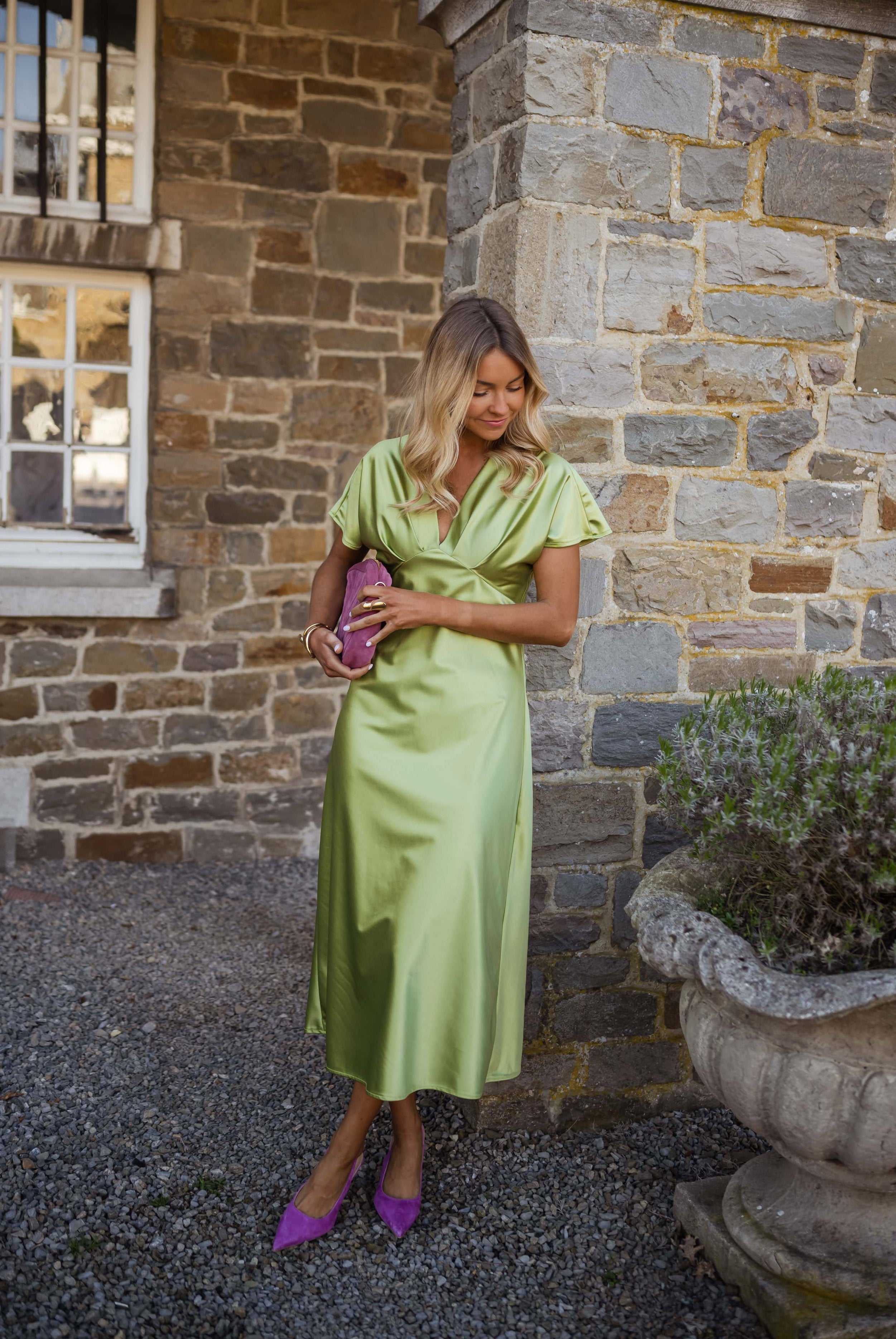 Eleonore™ | Il Vestito di Raso con Scollatura a V